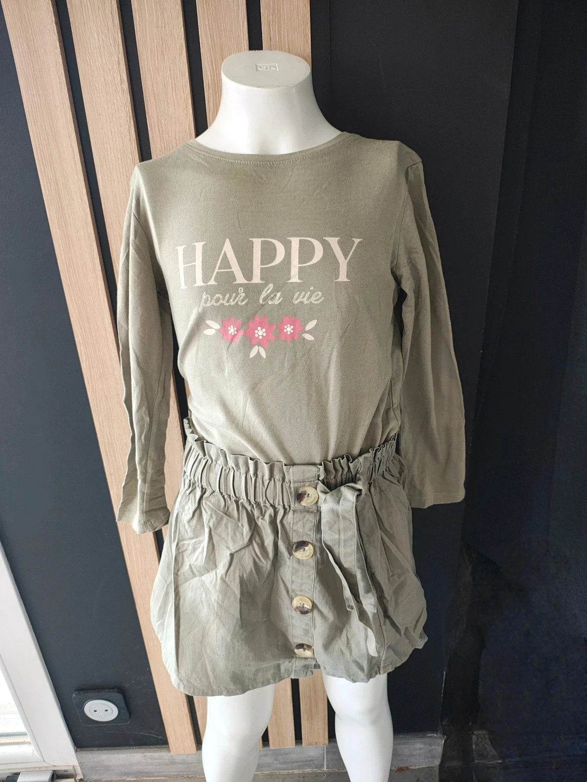 6 ans ensemble tape a l'oeil Teeshirt et jupe